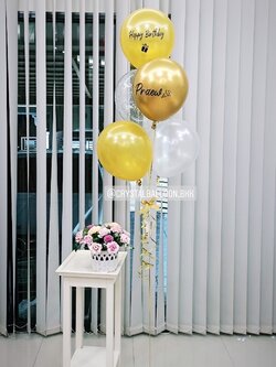 ลูกโป่ง วันเกิด สีทอง พร้อม ข้อความ HAPPY BIRTHDAY พร้อม ชื่อเจ้าของวันเกิด 1 ช่อ พร้อมตกเเต่ง สามารถเปลี่ยนสีลูกโป่ง/เปลี่ยนชื่อเจ้าของวันเกิดได้