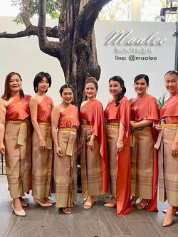 เช่า ชุดไทย ชุดเพื่อนเจ้าสาว ชุดไทยผ้าถุงสีเทาส้มทอง สไบสีส้มอิฐ