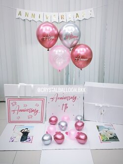 ลูกโป่ง Anniversary Surprise Box กล่องเซอร์ไพรส์วันครบรอบ พร้อม ป้ายธง 11 ตัวอักษร พร้อมตกแต่ง สามารถใส่รูปได้ 2 ใบ สามารถเปลี่ยนสีลูกโป่ง/เปลี่ยนข้อความ/เปลี่ยนสี-ป้ายธงได้
