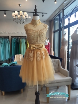 พร้อมเช่า ชุดราตรีสั้น หุ้มคอทรงคอจีน แขนกุด แต่งลูกไม้กระโปรงตาข่ายนิ่ม พองนิดๆ เพิ่มโบว์ช่วงเอว สวยหรู สีทอง (ซิปหลัง)