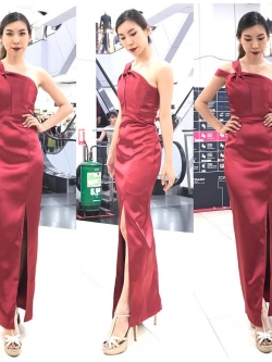 พร้อมเช่า ชุดเดรส ไหล่เดียว ผ้าดัชเชส แพทเทินเก๋ กระโปรงผ่าหน้า สีแดง