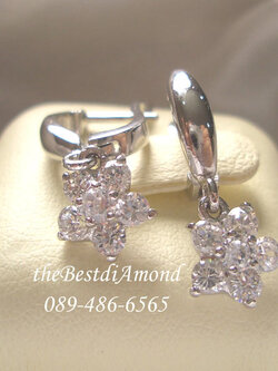 สินค้าหมด+++BE332RD===ต่างหูตุ้งติ้งดอกไม้=== น่ารักมากเลยนะคะ ด้านบนเป็นห่วงเรียบๆ ใช้เพชรขนาด 2 สตจำนวน 6เม็ดทำเป็นรูปดอกไม้ ห้อยเป็นส่วนของตุ้งติ้ง