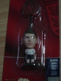 ที่ห้อยโทรศัพท์มือถือ ตุ๊กตาโมเดลนักฟุตบอล ส.เจอร์ราร์ด ทีมชาติอังกฤษ โครินเธียน ไมโครสตาร์ - 2006 ใหม่ / S.GERRARD ENGLAND National Football Team Corinthian MicroStars Football Figure Phone Charm - 2006 NEW