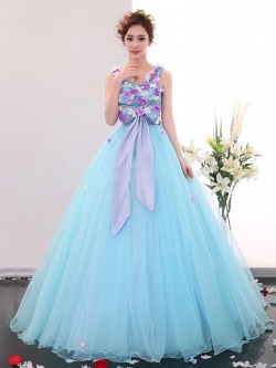 พร้อมเช่า ชุดแฟนซียาว แบบแขนกุด กระโปรงผ้าแก้ว ช่วงบนเป็นผ้าตาข่าย แซมด้วยดอกและผูกโบว์ช่วงเอว สวยมาก สีฟ้า (เชือกผูกหลัง)