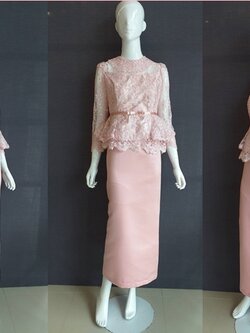 พร้อมเช่า ชุดไทยคุณแม่ เสื้อลูกไม้ ผ้าซิ่น แยกชิ้น เรียบหรู สีชมพูสวยหวาน