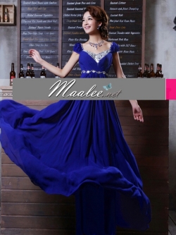 พร้อมเช่า ชุดราตรียาว สีน้ำเงิน มีแขน แบบเปรี้ยวอมหวาน ปักเลื่อมช่วงคอ หลังผ่าตัววี