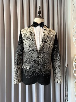 พร้อมเช่า เสื้อสูทชาย สีขาวดำ ปักลายกราฟฟิก กางเกงดำ