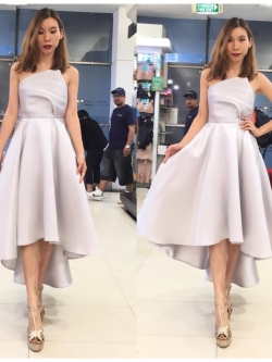 พร้อมเช่า ชุดเดรสเนื้อไหม เกาะอกจับเดรป ชายย้วย หน้าสั้นหลังยาว สีเทา