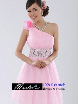 พร้อมเช่า ชุดราตรีสั้น บ่าเฉียง สีชมพูอ่อน อกจับจีบตีเกล็ด ประดับดอกกุหลาบบนไหล่ ปักเลื่อมหรูรอบเอว