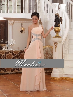 พร้อมเช่า ชุดราตรียาว ไหล่เดียว สีพีชอ่อน แต่งคริสตัล ปักเลื่อมเก๋รูปตัว V ทิ้งชายระบายด้านหน้า