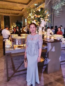 พร้อมเช่า ชุดเสื้อลูกไม้ คอกลม สีเทา แขนตุ๊กตาสามส่วน กระโปรงทรงหางปลา