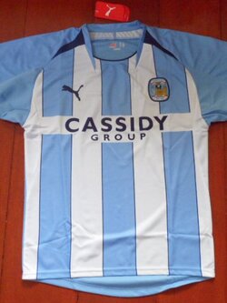 เสื้อฟุตบอล ทีมสโมสรโคเวนทรี ซิตี้ ชุดเหย้า (ชุดที่ระลึกฉลองครบรอบ 125 ปี สโมสร) 2008/09 ใหม่ S-Size / COVENTRY CITY Football Shirt Home Kit (CCFC 125th Anniversary) 2008/09 Jersey NEW S-Size