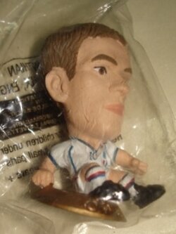 ตุ๊กตาโมเดลนักฟุตบอล ม.โอเว่น ทีมชาติอังกฤษ โครินเธียน ไมโครสตาร์ - Kicker 2002 Gold Base - MC843 ใหม่ / M.OWEN ENGLAND National Football Team Corinthian MicroStars Football Figure - Kicker 2002 Gold Base - MC843 NEW