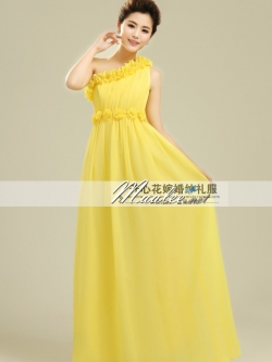 พร้อมเช่า ชุดราตรียาว ไหล่เดียว สีเหลือง จับเดรปหน้าอก แต่งดอกไม้ตลอดช่วงอกและเอว