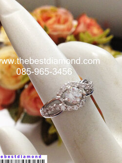 BR208RD+++แหวนเพชรล้อม บ่าข้างเอี้ยวๆ ++แบบทันสมัย ดูดี intrend มากๆๆ แบบออกมาจากร้านจิวเวลลี่เลย เพชรสวยวิ๊งๆ ดูไฮโซ สวยสุดๆ รับประกัน