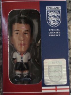 พวงกุญแจ ตุ๊กตาโมเดลนักฟุตบอล จ.เทอร์รี่ ทีมชาติอังกฤษ โครินเธียน ไมโครสตาร์ - 2004 ใหม่ / J.TERRY ENGLAND National Football Team Corinthian MicroStars Football Figure Key Ring - 2004 NEW