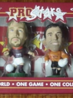 ตุ๊กตาโมเดลนักฟุตบอล ทีมแพ็ค 4x สโมสรเอเอส โรม่า โครินเธียน โปรสตาร์ - Scudetto Celebration Pack 2001 ใหม่ / 4x AS ROMA Football Club Corinthian ProStars Football Figure Team Pack - Scudetto Celebration Pack 2001 NEW