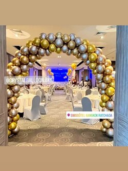 Organic Backdrop ซุ้มโค้ง ขนาด กว้าง 2 เมตร สูง 2.5 เมตร Theme สีทองโครเมี่ยม 1 ซุ้ม พร้อม ลูกโป่งฟองอากาศ 16 เส้น พร้อมตกแต่ง สามารถเปลี่ยนสีลูกโป่งได้