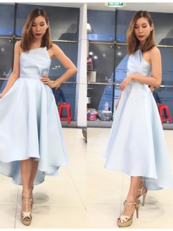 พร้อมเช่า ชุดเดรสเนื้อไหม เกาะอกจับเดรป ชายย้วย หน้าสั้นหลังยาว สีฟ้า