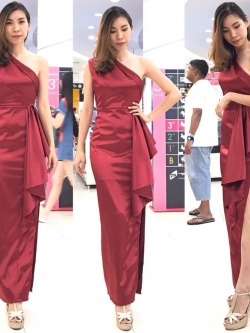 พร้อมเช่า ชุดเดรส เดรสไหล่เดียว ผ้าดัชเชส แพทเทิร์นเนียบ แต่งระบายสะโพก สีไวน์แดง