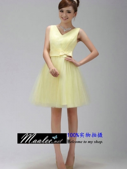 พร้อมเช่า ชุดราตรีสั้น แขนกุด สีเหลืองอ่อน คอวี จับจีบผ้าโปร่งสวย แต่งโบว์ที่เอว