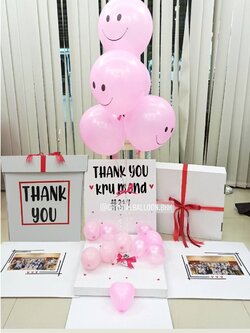 Surprise Box กล่องเซอร์ไพรส์แสดงความขอบคุณ ลูกโป่ง Emoji หน้ายิ้ม สีชมพู พร้อมตกแต่ง สามารถใส่รูปได้ 2 ใบ สามารถเปลี่ยนสีลูกโป่ง/ข้อความได้