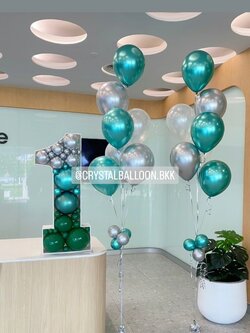 ลูกโป่ง เปิดงาน Number Balloon Mosaic สูง 90 ซม. พร้อม ช่อลูกโป่งสีโครเมี่ยม ช่อ 7 ลูก 2 ช่อ Theme สีเขียวโครเมี่ยม-สีเงินโครเมี่ยม พร้อมตกแต่ง สามารถเปลี่ยนสีลูกโป่ง/เปลี่ยนแท่นตัวเลขได้