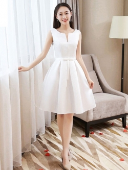 พร้อมเช่า ชุดราตรีสั้น แบบแขนกุด สีครีม (เชือกผูกหลัง)