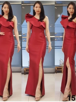 พร้อมเช่า ชุดเดรส ชุดออกงาน ราตรียาว ไหล่เดี่ยว ทรงเก๋ๆ จับจีบรอบแขนขวา กระโปรงหางปลาผ่าหน้า สีไวน์แดง