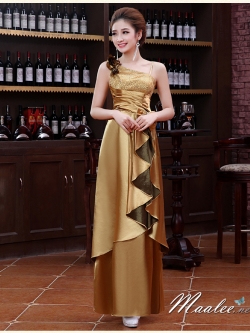 พร้อมเช่า ชุดราตรียาว ไหล่เฉียง สีทอง ปักเลื่อมไล่สี จับจีบแต่งโบว์ช่วงเอว ประดับดอกไม้สวยหวานบนไหล่