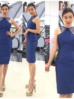 พร้อมเช่า ราตรีสั้น ชุดเดรสเดรสเนื้อไหม ทรงเข้ารูป เส้นสายไหล่สวยเรียงเส้น สีน้ำเงิน