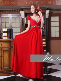 พร้อมเช่า ชุดราตรียาว สีแดง มีแขน แบบเปรี้ยวอมหวาน ปักเลื่อมช่วงคอ หลังผ่าตัววี