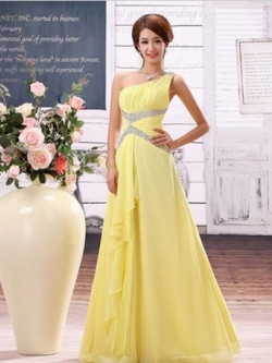 พร้อมเช่า ชุดราตรียาว ไหล่เดียว สีเหลืองอ่อน แต่งคริสตัล ปักเลื่อมเก๋รูปตัว V ทิ้งชายระบายด้านหน้า