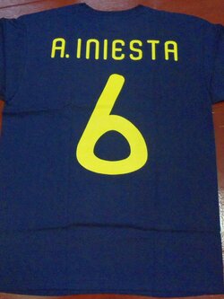 เสื้อที-เชิ๊ต (เสื้อยืดคอกลม) ฟุตบอล ทีมชาติสเปน ชุดที่ระลึก แชมป์ฟุตบอลโลก 2010 พร้อมติดชื่อและเบอร์ #6 อินิเอสต้า ใหม่ M-Size / SPAIN Football T-Shirt Commemorative Kit FIFA WORLD CHAMPIONS 2010 with #6 INIESTA Printing Jersey NEW M-Size