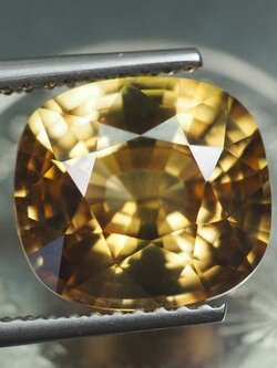 เพทายทรงคุชชั่นสีสวย 5.19 กะรัตพร้อมใบเซอร์แผ่นใหญ่ (0881)