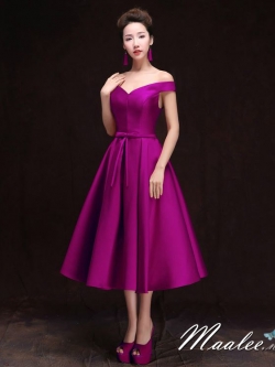 พร้อมเช่า ชุดราตรีสั้น แบบไหล่ปาด อกSweet Heart สไตล์วินเทจผ้าไหมดัชเชส กระโปรงทรงA 5ส่วน แต่งโบว์ ช่วงเอว สีม่วง (เชือกผูกหลัง)