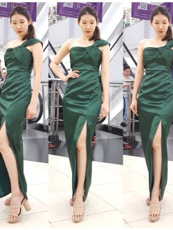 พร้อมเช่า ชุดเดรส เดรสไหล่เดียว ผ้าดัชเชส ไหล่จับเดรป ผ่าหน้าขา สีเขียว