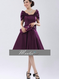 พร้อมเช่า ชุดราตรีสั้น สีม่วงเข้ม แบบเก๋ ปิดไหล่ แต่งดอกกุหลาบ กระโปรงทรง A จับจีบ แต่งโบว์ที่เอว