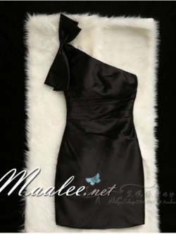 พร้อมเช่า ชุดราตรี สีดำ บ่าเฉียง ทรงเข้ารูป ผ้าซาติน แต่งโบว์ที่ไหล่