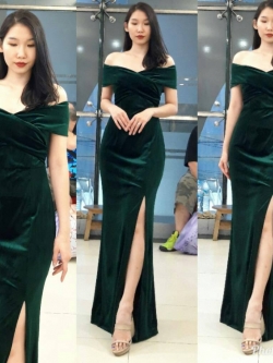 พร้อมส่ง ชุดเดรสยาว ราตรียาว เดรสไปล่ปาด ผ้ากำมะหยี่ แหวกหน้าขา สีเขียว