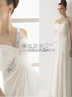 พร้อมเช่า ชุดราตรียาว เกาะอก ไหล่เดียว สีขาว อกจับจีบ Sweet Heart คาดแถบเลื่อมสวยเก๋