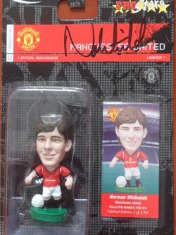 ตุ๊กตาโมเดลนักฟุตบอล น.ไวท์ไซด์ สโมสรแมนเชสเตอร์ ยูไนเต็ด โครินเธียน โปรสตาร์ Manchester United Club Blister พร้อมลายเซ็น ใหม่ / N.WHITESIDE MANCHESTER UNITED Football Club Corinthian ProStars Football Figure MANCHESTER UNITED Club Blister with Handed Aut