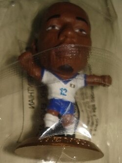 ตุ๊กตาโมเดลนักฟุตบอล ธ.อองรี ทีมชาติฝรั่งเศส โครินเธียน ไมโครสตาร์ - Membership 2003 Gold Base - MC1350 ใหม่ / T.HENRY FRANCE National Football Team Corinthian MicroStars Football Figure - Membership 2003 Gold Base - MC1350 NEW