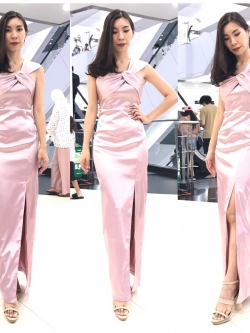 พร้อมเช่า ชุดเดรส เดรสไหล่เดียว ผ้าดัชเชส ไหล่จับเดรป ผ่าหน้าขา สีชมพู
