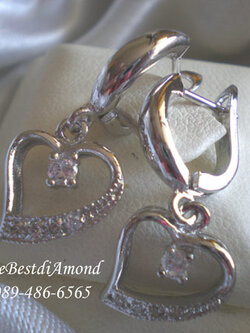 BE429RD+++ต่างหูตุ้งติ้งรูปหัวใจโปร่ง+++น่ารัก เก๋ไก๋มากๆ ด้านบนเป็นห่วงแบบเรียบๆ มีหัวใจโปร่งๆ ฝังเพชรครึ่งเดียวเป็นส่วนตุ้งติ้ง ดีไซน์น่ารักมากๆๆๆ