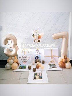 Surprise Box วันครบรอบ Bubble USA 24'' Theme สีน้ำตาลคาราเมล พร้อมตกแต่ง ฟอยล์ตัวเลข 40'' ตั้งฐาน 2 ชิ้น สามารถติดรูปได้ 4 ใบ สามารถเปลี่ยนสีลูกโป่ง/เปลี่ยนข้อความ/เปลี่ยนสี-ฟอยล์ตัวเลขได้