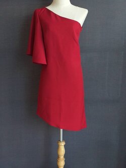 พร้อมส่ง ชุดออกงาน แบบเรียบหรู ปาดไหล่ สีแดงไวน์ ใส่ได้ทั้งงานเช้า งานเย็น (เหลือเฉพาะไซส์ S)