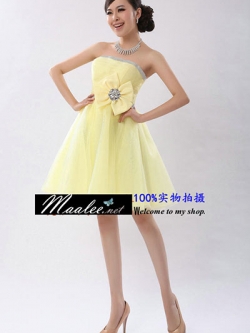 พร้อมเช่า ชุดราตรีสั้น เกาะอก สีเหลืองอ่อน แต่งแถบคริสตัล ช่วงอกและเอว พร้อมโบว์แต่งเข็มกลัดหรู