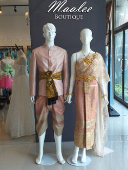 พร้อมเช่า ชุดแต่งงานไทยประยุกต์ สไบลูกไม้สีชมพูโรสโกลด์ (ราคาเช่าเป็นคู่)