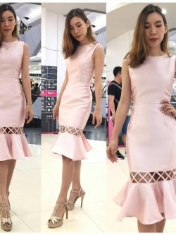 พร้อมเช่า ราตรีสั้น ชุดเดรสคอปาด ระบายหางปลา แต่งดีเทลโปร่ง สีชมพู